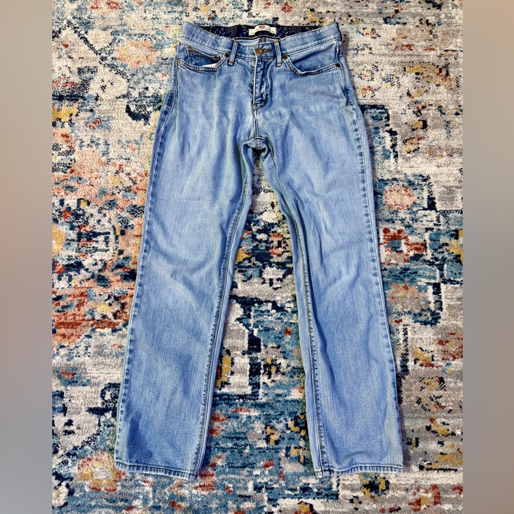Women’s Levi’s 525 Perfect Waist Straight leg denim
Size 8